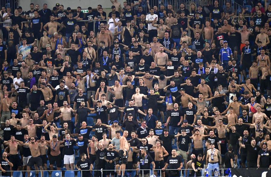 Ultrașii din Peluza Sud le-au declarat război fotbaliștilor / Sursă foto: GSP „3 jucători, secundul și Vasilică i-au făcut-o lui Croitoru!” » Acuzații incredibile din vulcanul FCU Craiova + Doi antrenori interziși de galerie: „Ăla ne înjura pe la Severin”