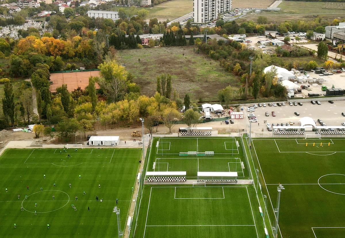 Sunt gata terenurile! Rapid a intrat astăzi în noua bază „Constructorul”, în care Șucu a investit 6 milioane de euro » Vecină cu paragina Pro Rapid