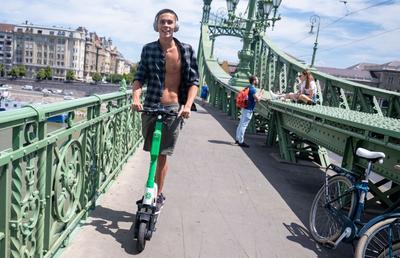 „Poate ne întâlnim la o tură!” » David Popovici promovează mersul pe bicicletă: "Nu am permis și nici mașină"