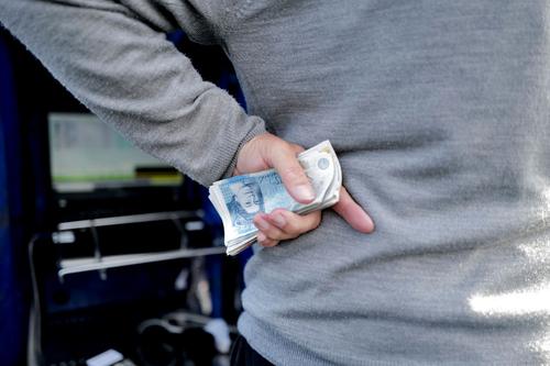 Direcția Generală de Poliție a Municipiului București a pus în aplicare 26 de mandate de aducere emise pe numele unor statisticieni din cadrul unei case de pariuri. Aceștia ar fi modificat nejustificat cotele unor evenimente.