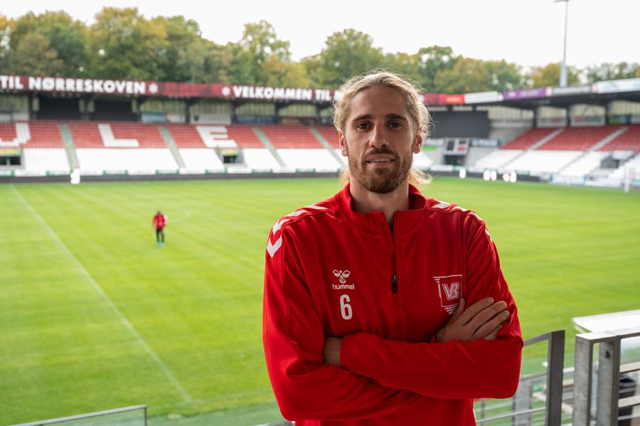 Explic foto: Raul Albentosa a înscris două goluri în 11 partide disputate în tricoul alb-roșu al lui Vejle/ FOTO: Raed Krishan Raul Albentosa, despre „nebunia de la Dinamo” și condițiile în care ar mai fi rămas în România: „M-am confruntat cu momente urâte la București”