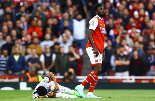 Luis Diaz, la pământ, în meciul cu Arsenal, foto: Imago