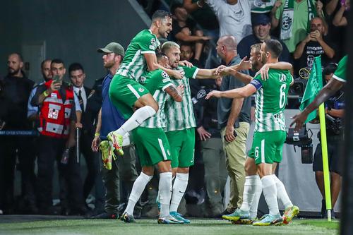 Omer Atzili, în centrul imaginii, cu numărul 7, felicitat de colegi pentru golul din meciul cu Juventus / FOTO: Facebook @Mhfootballclub