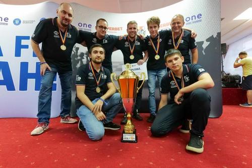 Echipa cu trofeul cucerit