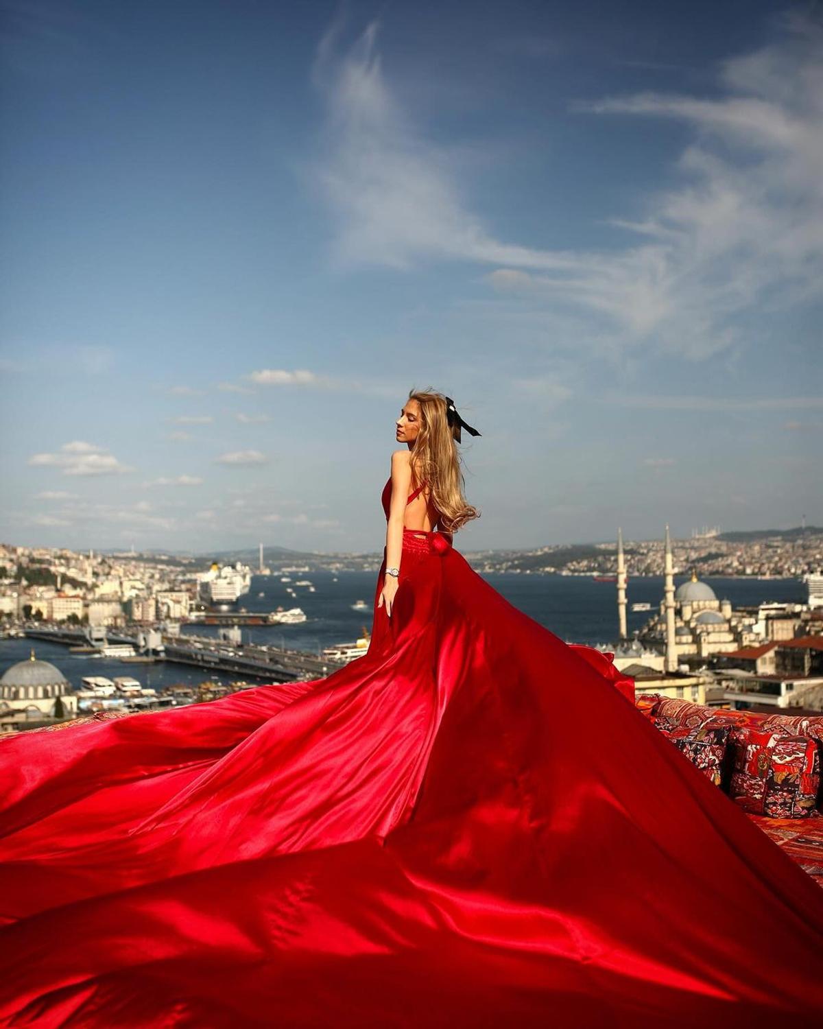 Fiica lui Marius Șumudică, ședință foto de poveste pe Instagram, într-o rochie roșie: „Miss Turcia”
