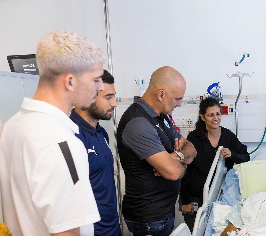 Alon Hazan, selecționer Israel. Foto: Instagram Selecționerul Israelului a fost la spital să încurajeze civilii și soldații răniți: „O parte din corpul nostru a fost smulsă!”