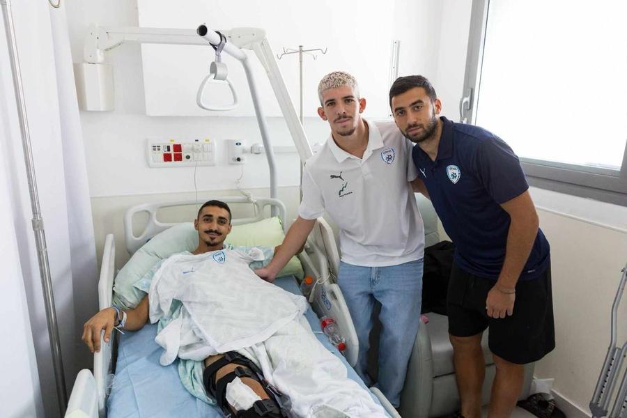 Atacantul Dor Turgeman a fost la spital să încurajeze civilii și soldații răniți Selecționerul Israelului a fost la spital să încurajeze civilii și soldații răniți: „O parte din corpul nostru a fost smulsă!”