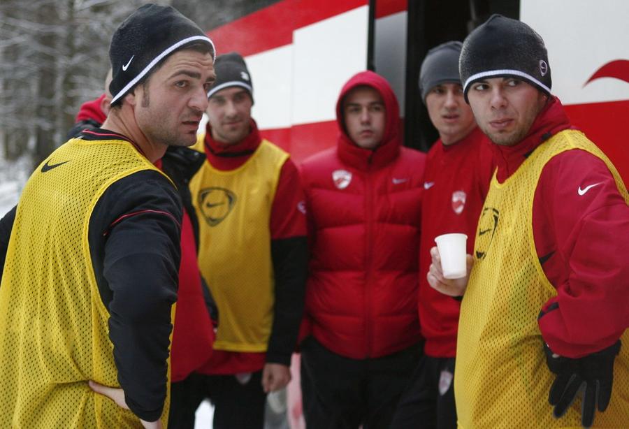 „Moartea căprioarei”, cu Țălnar la munte. Cristian Daminuță, în dreapta, într-un cantonament montan cu Dinamo. / foto: GSP Cristian Daminuță, scrisoare de retragere fără precedent: „M-am născut talent, dar am murit speranță. De ce? Unii se încălțau cu fesul și driblau prin cezariană, dar m-au scos din echipă”