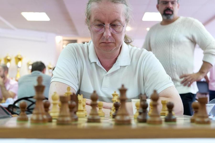 Dieter Nisipeanu la masa de joc Vados IFB Finwest Arad, din nou campioană în Superliga de șah!