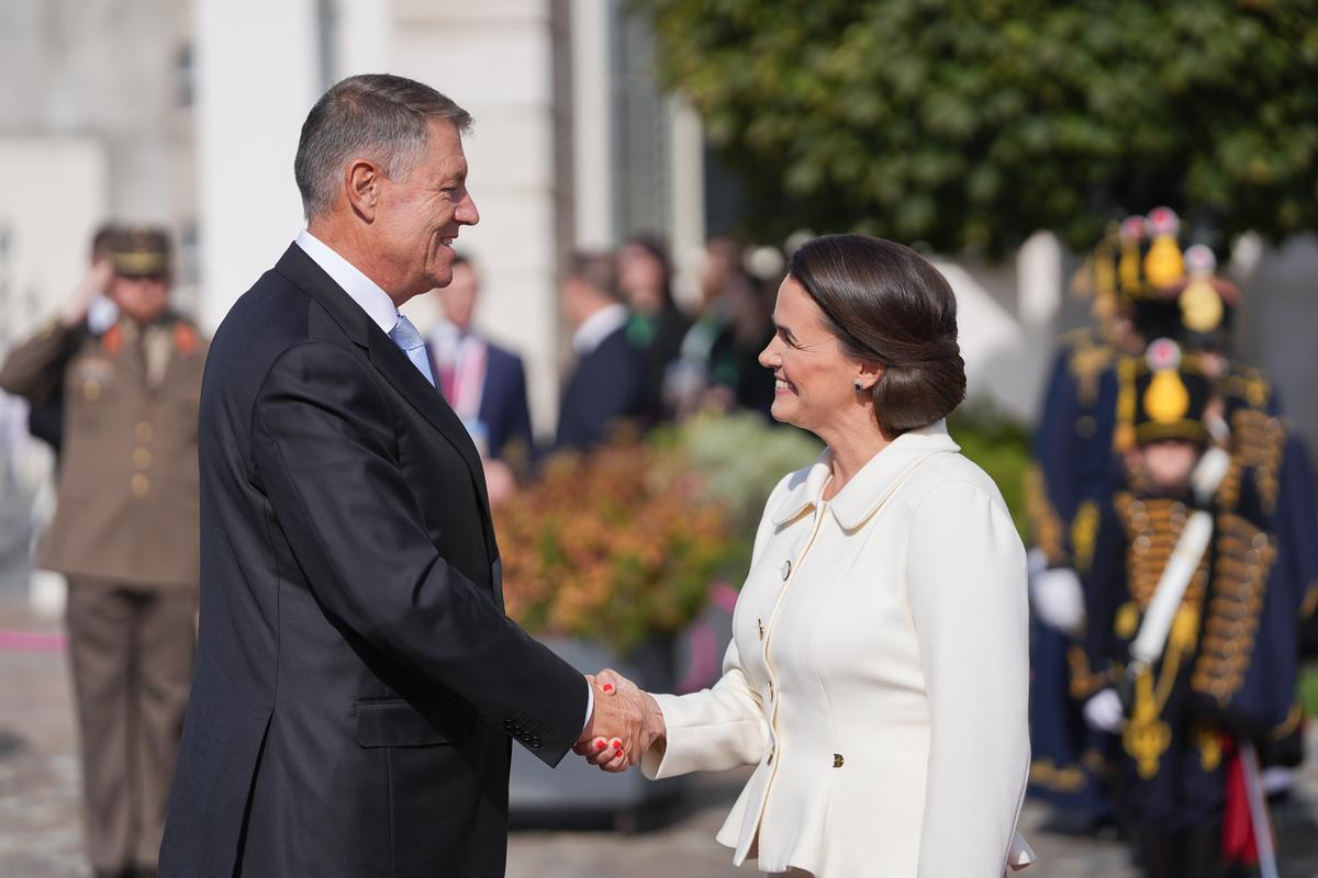 Klaus Iohannis, primit de preşedinta Ungariei la Budapesta » Tot orașul e împânzit cu steagurile României