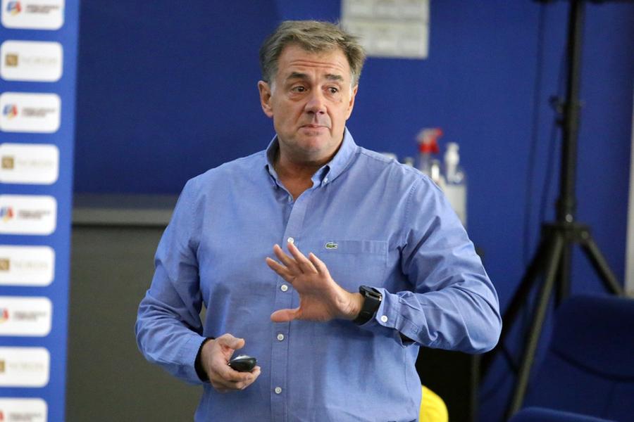 Kyros Vassaras va fi prezent la Cipru - România, ce se va disputa pe AEK Arena din Larnaca 3 informații de ultimă oră înainte de Cipru - România » Pe cine a adus Răzvan Burleanu în Larnaca