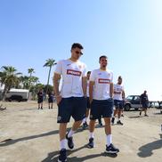 Naționala României, la plimbare pe plaja din Larnaca. Foto: FRF