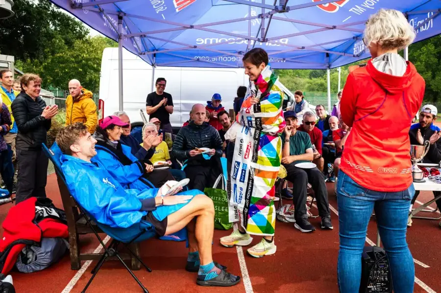 Finalul unui ultramaraton de 24 de ore. Foto: Justin Goulding (BBC) 527 de ture, 24 de ore de durere, nicio linie de sosire » Cursa de necrezut din Londra, în care participanții suferă, „când alții dorm în liniște”