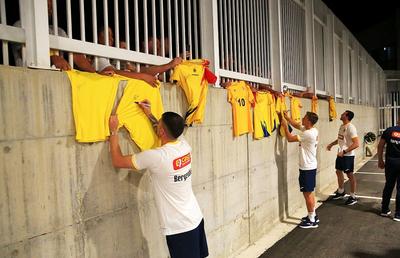 „Aliniați” la autografe » „Tricolorii”, așteptați în parcare după antrenamentul oficial: tricoul special pe care l-au semnat jucătorii FCSB-ului