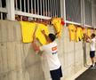 „Tricolorii”, „aliniați” la autografe înainte de Cipru - România // foto: Ionuț Iordache