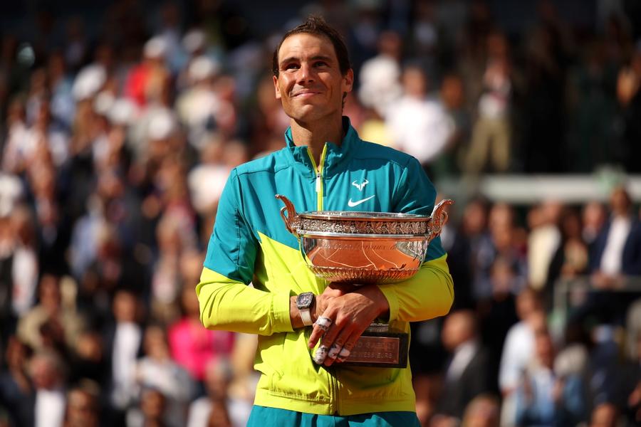 Rafael Nadal într-un moment de liniște la ultimul său turneu de Mare Șlem cucerit, Roland Garros 2022 FOTO Guliver/GettyImages Mesajul emoționant al lui Roger Federer pentru Rafael Nadal la retragere: „Tu m-ai făcut să muncesc mai mult decât am crezut vreodată, să-mi reimaginez jocul”