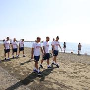 Naționala României, la plimbare pe plaja din Larnaca. Foto: FRF