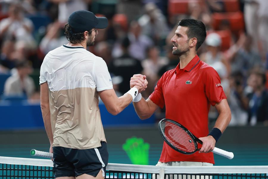 Novak Djokovic și Valentin Vacherot la finalul partidei din semifinale FOTO Guliver/GettyImages Novak Djokovic, învins în semifinale la Shanghai de problemele fizice și de un jucător venit din calificări