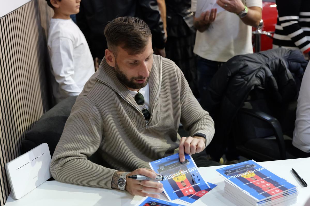 FCSB a „parcat” la Salonul Auto București » Întrebarea care i-a făcut pe toți să râdă
