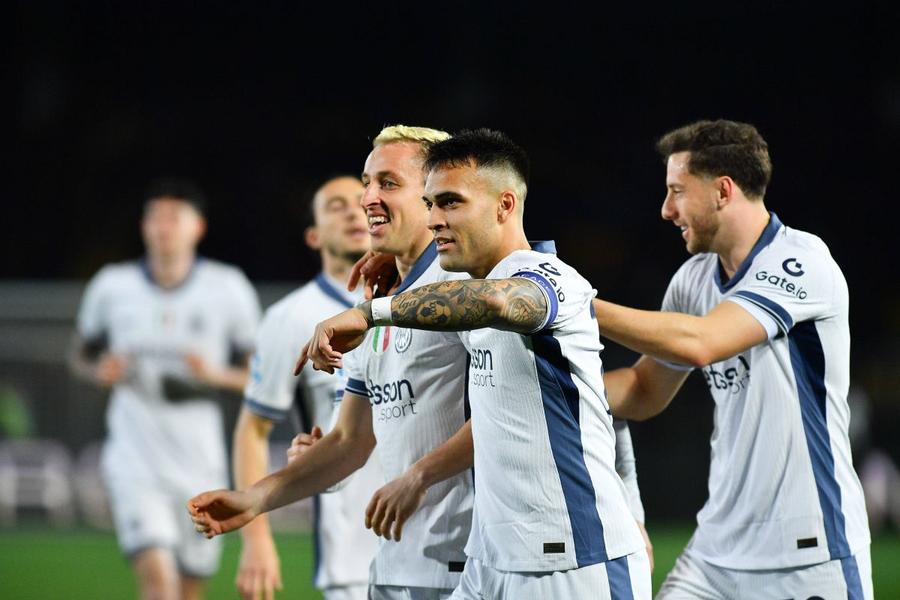 Davide Frattesi și Carlos Augusto. celebrând un gol la Inter, alături de căpitanul Lautaro Martinez / Foto: Imago Prioritățile lui Chivu pentru prelungirea contractelor » Negocieri la Inter cu un titular de drept și două rezerve