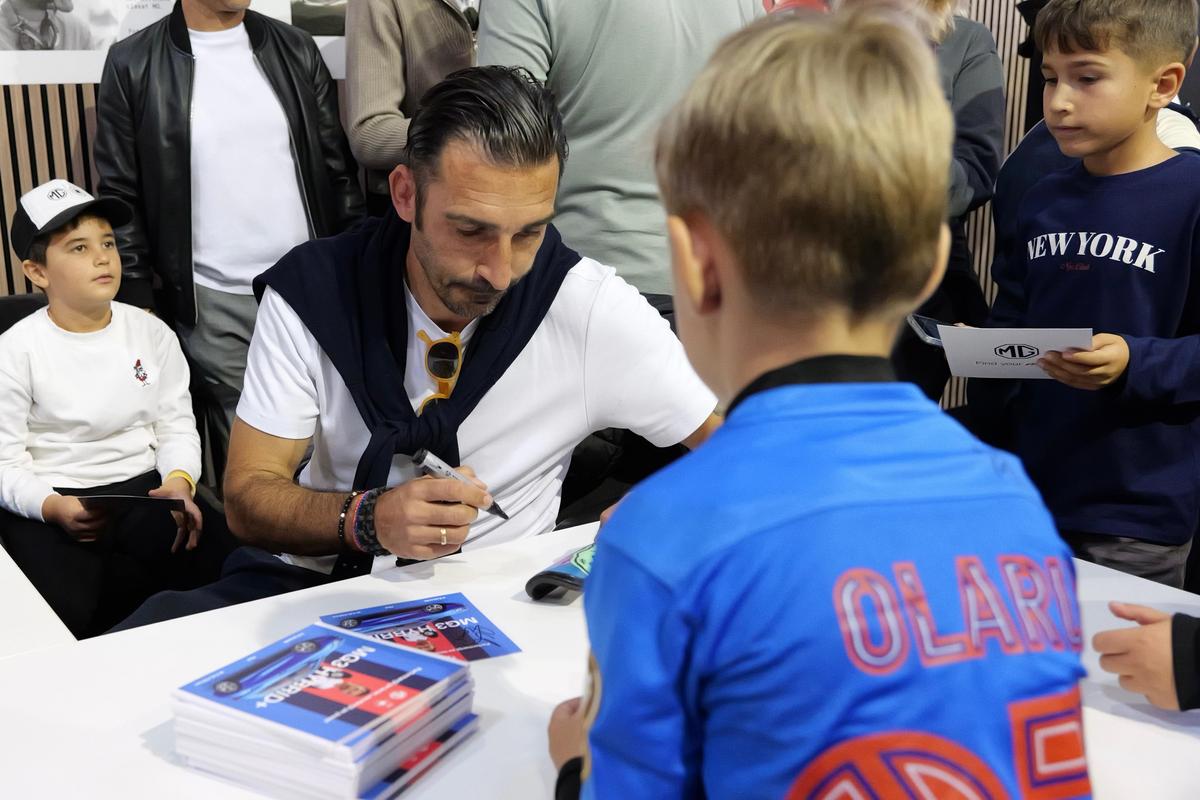 FCSB a „parcat” la Salonul Auto București » Întrebarea care i-a făcut pe toți să râdă
