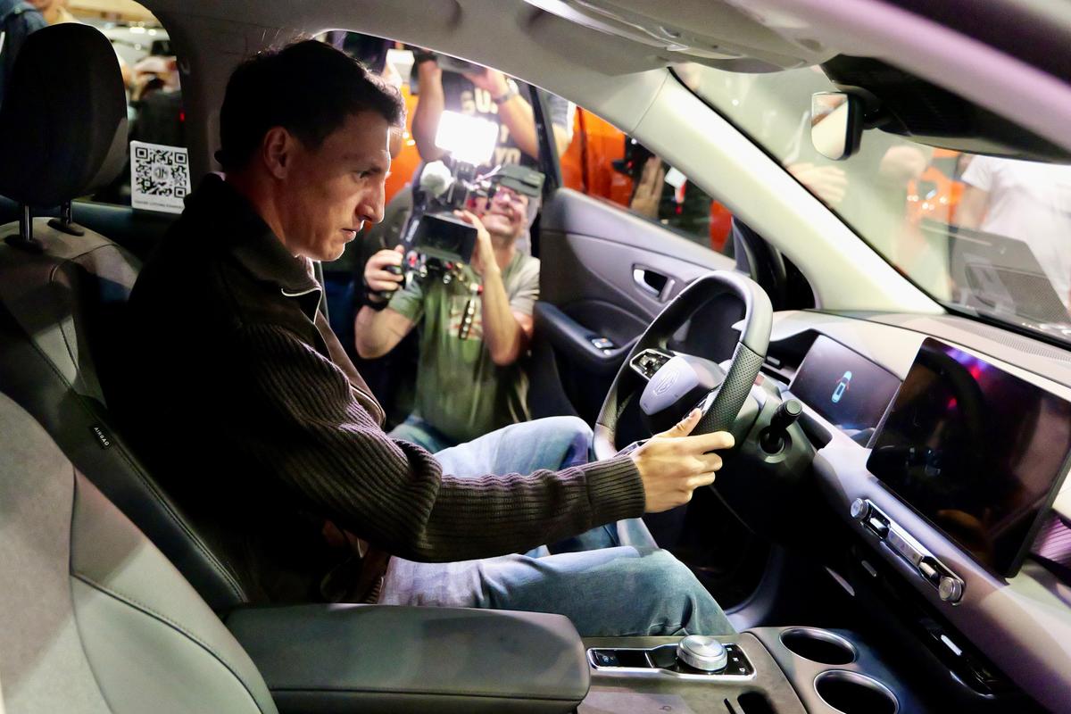 FCSB a „parcat” la Salonul Auto București » Întrebarea care i-a făcut pe toți să râdă