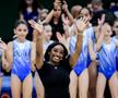 Simone Biles și micuțele gimnaste din Argentina FOTO Guliver/GettyImages