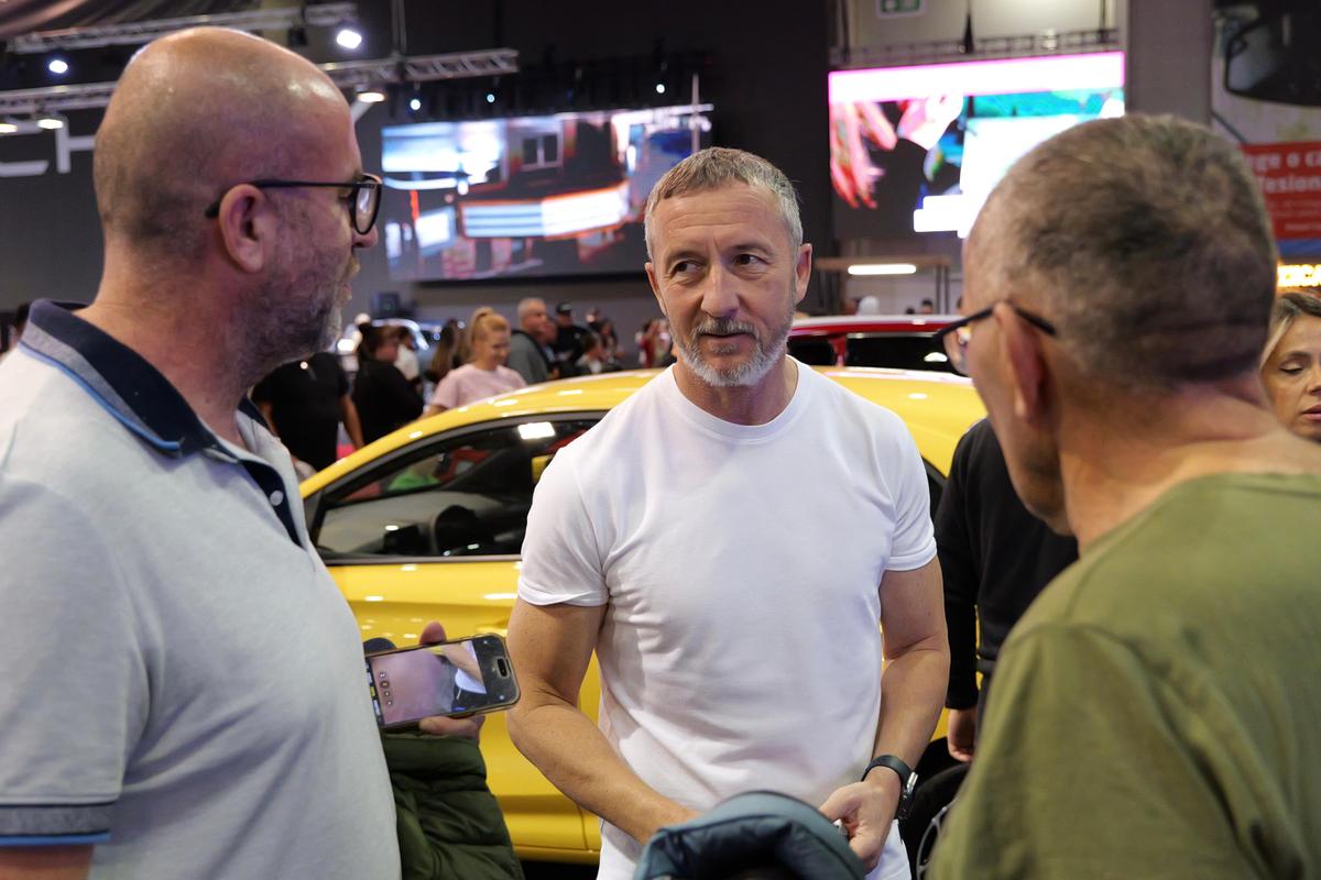 FCSB a „parcat” la Salonul Auto București » Întrebarea care i-a făcut pe toți să râdă