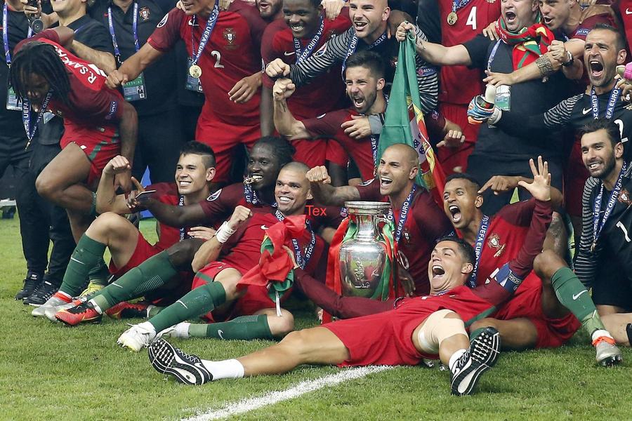 Raphael Guerreiro, sărbătorind împreună cu colegii săi triumful Portugaliei la EURO 2016 // FOTO: Imago Images Juventus vrea să-i „fure” lui Bayern Munchen singurul campion european!