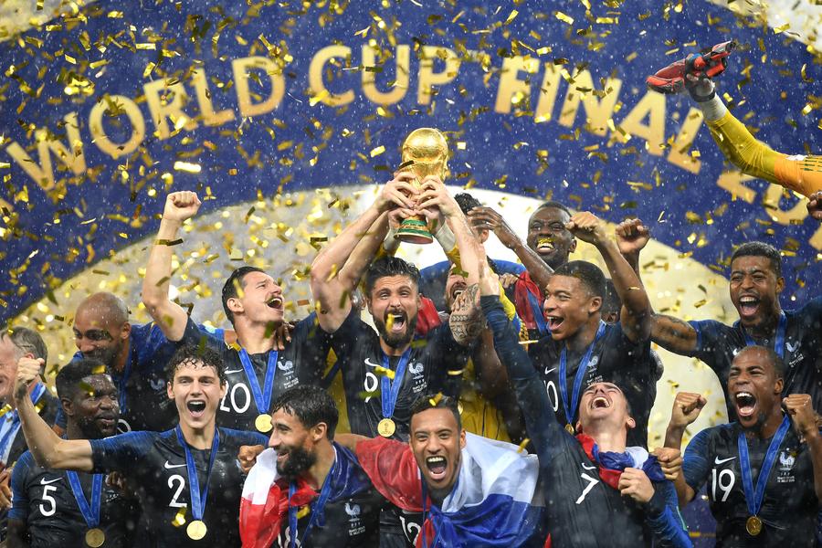 Olivier Giroud, ridicând trofeul Cupei Mondiale (Rusia, 2018) // FOTO: Getty Images Dezvăluiri de impact făcute de golgheterul all-time al Franței: „Am suferit mult, dar lumea nu și-a dat seama”