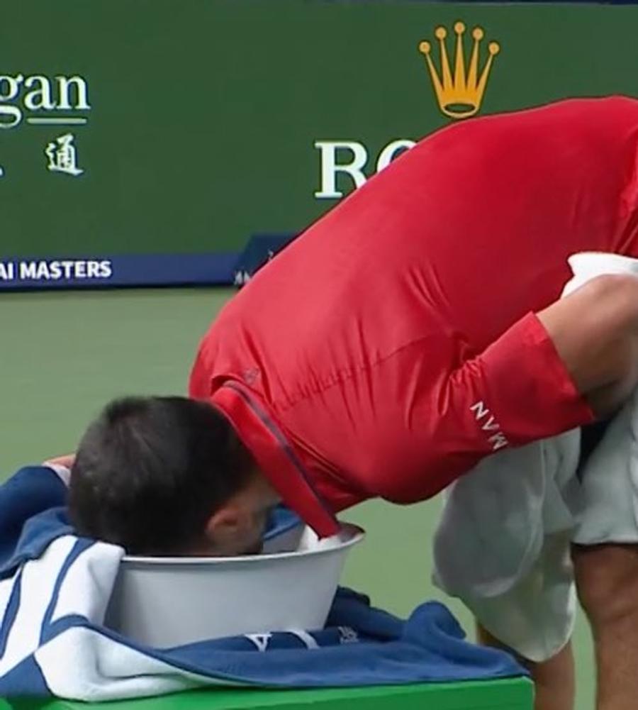 Felul în care Novak Djokovic încerca să scape de senzația de căldură la Shanghai Novak Djokovic, învins în semifinale la Shanghai de problemele fizice și de un jucător venit din calificări