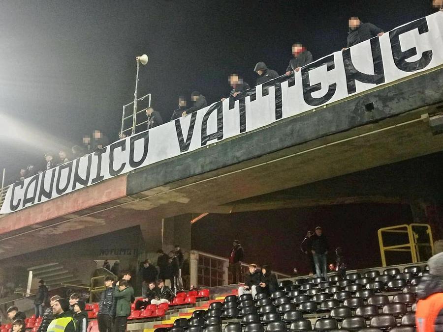 foto: utrașii echipei Foggia afișează un banner care îl denunță pe președintele echipei: „Canonico, pleacă! Un român integralist în „derby-ul mafiei” din Italia
