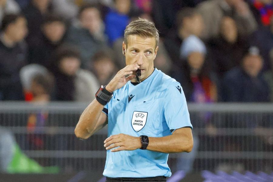 Italianul Davide Massa (44 de ani) se numără printre cei mai exigenți purtători ai ecusonului FIFA din Europa Miza nevăzută a meciului cu Austria: patru „tricolori” importanți în pericol de suspendare! + Vestea proastă: arbitrul e în topul „sperietorilor cu fluier” din Europa