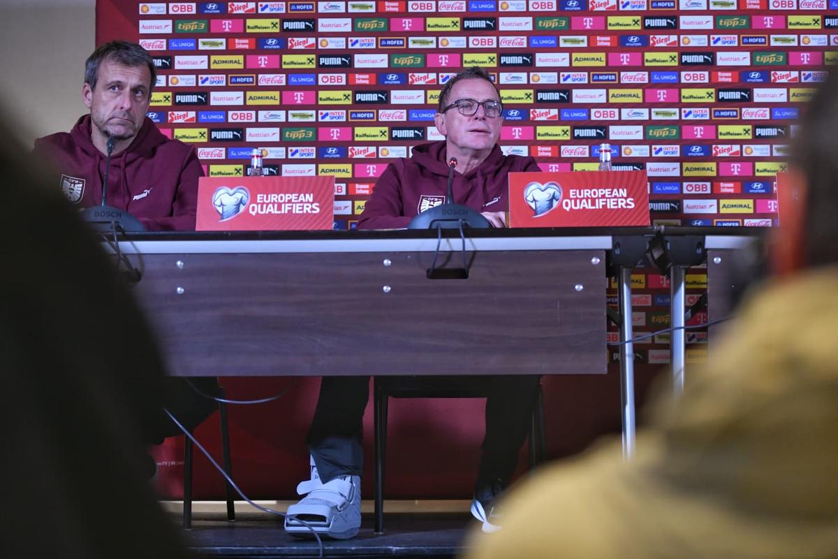 Ralf Rangnick, cu bicicleta specială în conferință la București