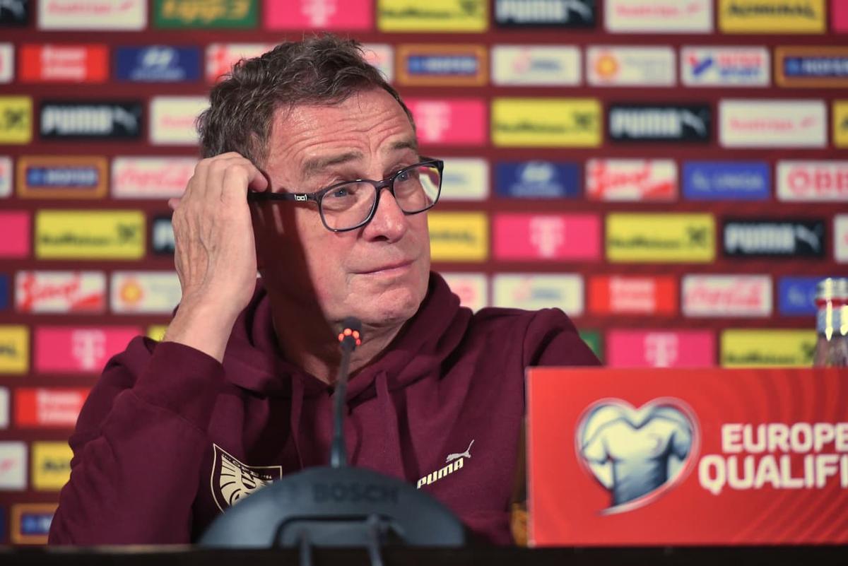 Selecționerul Austriei a venit cu bicicleta specială în conferință, apoi a numit cei mai periculoși 2 fotbaliști „tricolori”: „Rapizi și tehnici!”