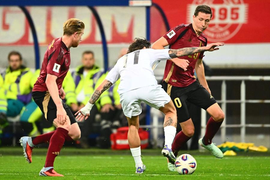 Kevin De Bruyne și Hans Vanaken, în duel pentru minge cu Andrej Stojchevski, în meciul Belgia - Macedonia de Nord 0-0 / Foto: Imago Selecționer desființat: „Să-ți fie rușine! Hai, trezește-te!”