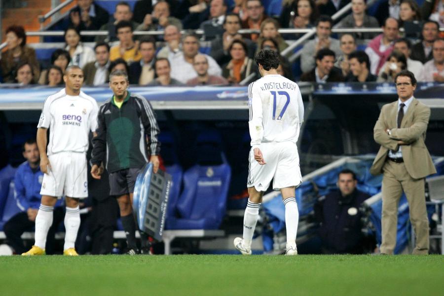 Fabio Capello obișnuia să-l schimbe pe titularul Ruud van Nistelrooy cu rezerva Ronaldo la Real Madrid / Foto: Imago „Mirosea a alcool!” » Capello a spus-o abia acum: „E cel mai bun, dar l-am forțat să plece”