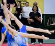 Simone Biles urmărindu-le micile gimnaste din Argentina FOTO Guliver/GettyImages