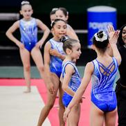 Simone Biles s-a bucurat de întâlnirea cu micile gimnaste din Argentina FOTO Guliver/GettyImages