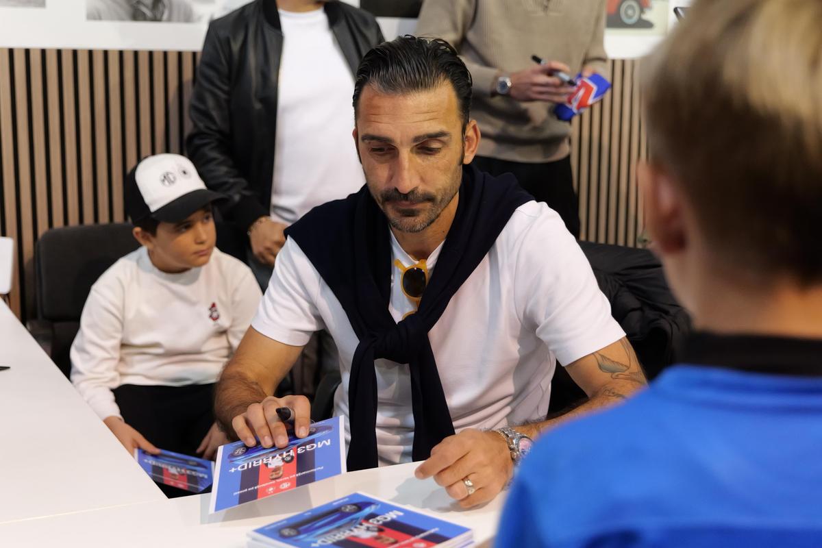 FCSB a „parcat” la Salonul Auto București » Întrebarea care i-a făcut pe toți să râdă