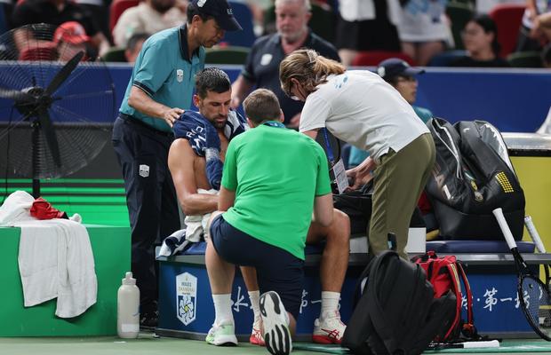 Novak Djokovic, învins în semifinale la Shanghai de problemele fizice și de un jucător venit din calificări