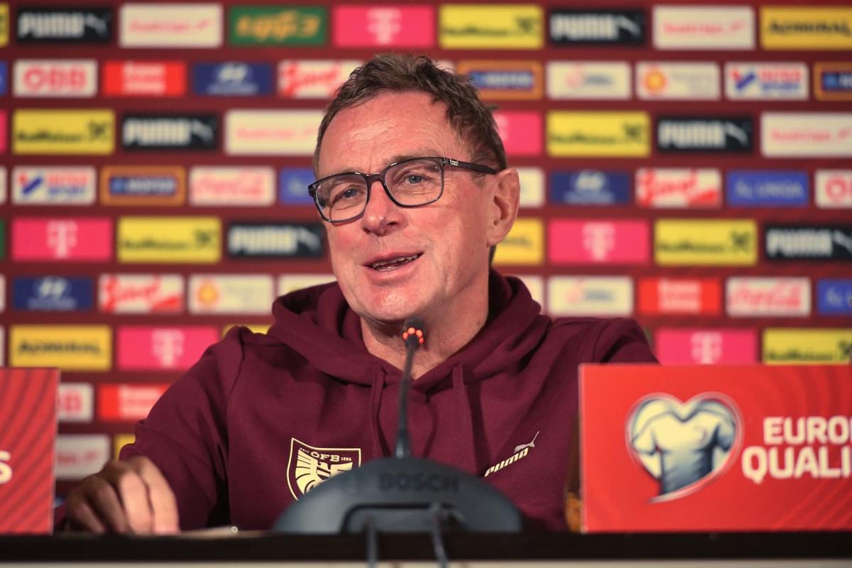 Ralf Rangnick, cu bicicleta specială în conferință la București
