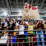Fanii argentinieni au fost creativi la întâlnirea cu Simone Biles  FOTO Guliver/GettyImages