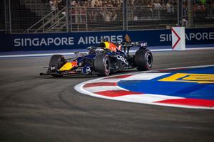 Marele Premiu de la Singapore » Verstappen conduce detașat cursa