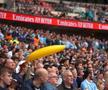Bananele gonfabile fac parte din tradiția lui Manchester City // Foto: Imago