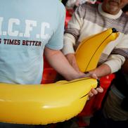Bananele gonfabile fac parte din tradiția lui Manchester City // Foto: Getty Images