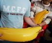 Bananele gonfabile fac parte din tradiția lui Manchester City // Foto: Getty Images