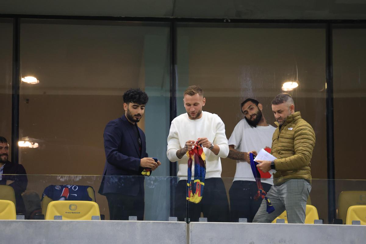 Ce s-a întâmplat pe gazon, imediat după FCSB - Oțelul » Ședință cu Laurențiu Reghecampf