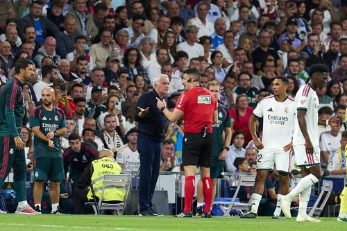 Jose Mourinho protestează în fața arbitrului după eliminarea lui Vinicius jr / Foto: Imago