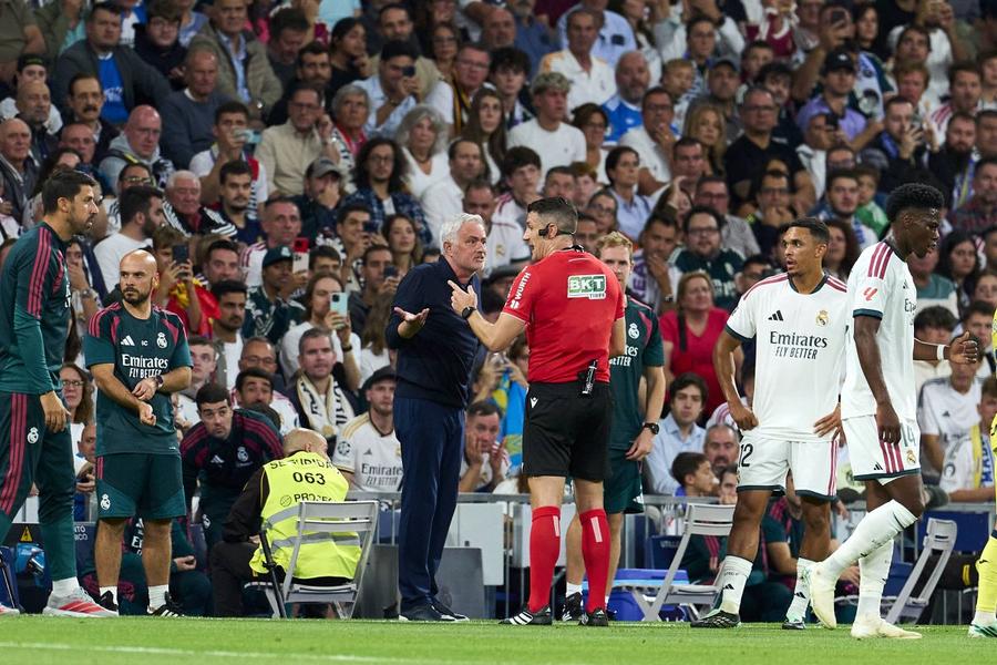 Jose Mourinho protestează în fața arbitrului după eliminarea lui Vinicius jr / Foto: Imago Vestiarul Realului „fierbe” » „Așa ceva este inacceptabil!”